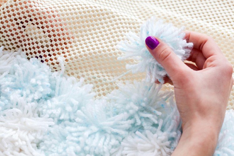 koberec-urob si sám-ľad-modro-biely-koniec-drotár-dospelí