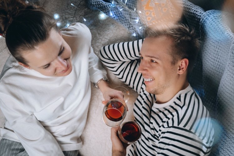 útulný večer doma s červeným vínom