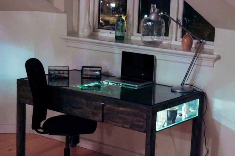 teráriový nábytok mini záhradný stôl interiérová stolička lampa notebook