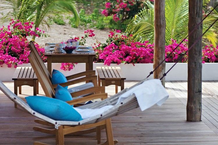 Stredomorská záhrada vysádza kvety a rastliny do toskánskej záhrady