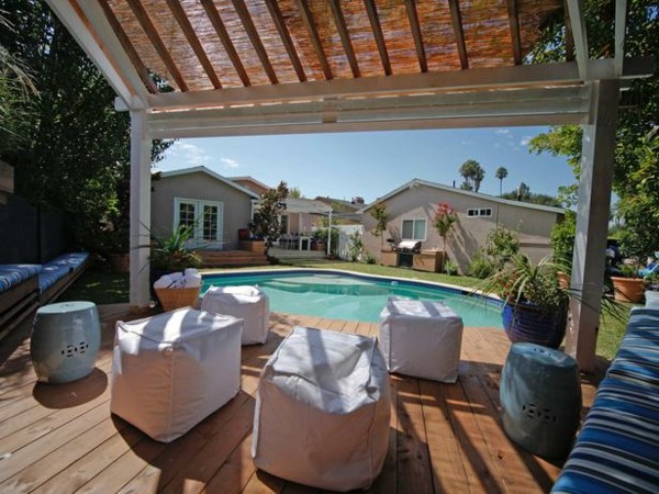 Terasa bambusová strecha chrániaca pred slnkom