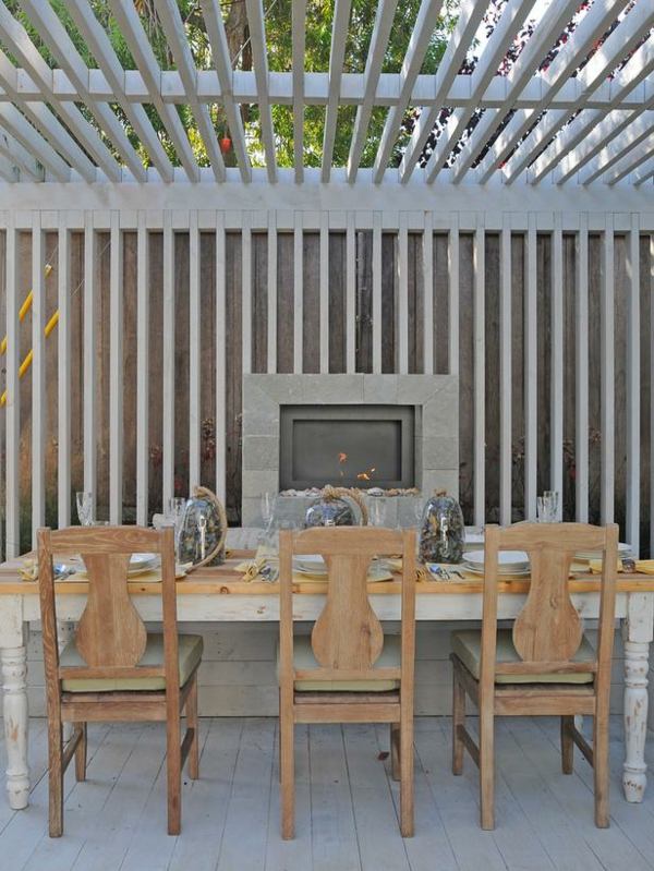 Palubové drevené prístrešky pergola stoličky jedálenský stôl