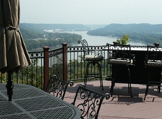 Kovové stoličky zábradlie veranda s výhľadom na rieku