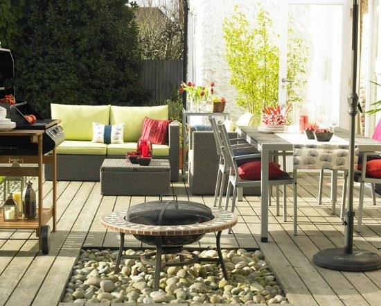 Slnečník z kamienkov v tvare drevenej terasy