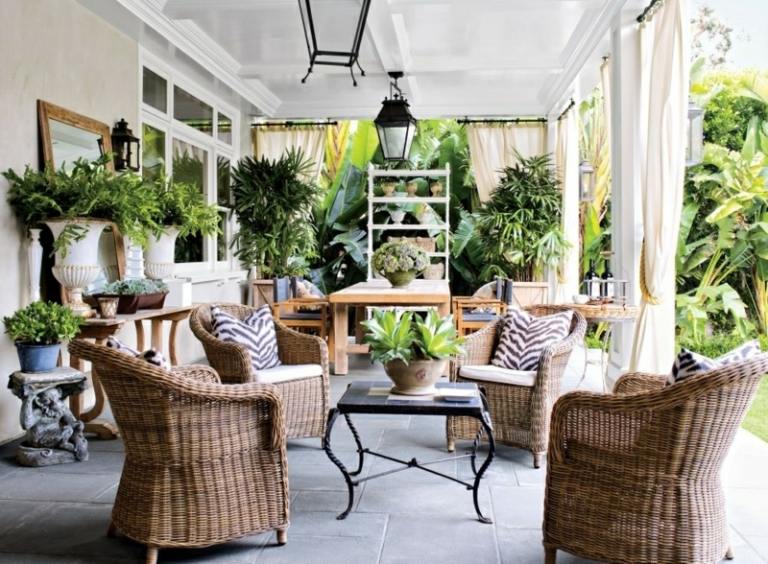 nápady terasy tradičný nábytok záclona biely železo konferenčný stolík sklo