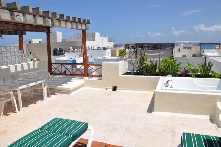 nápady terasy vírivá vaňa ležadlo zelené čalúnenie