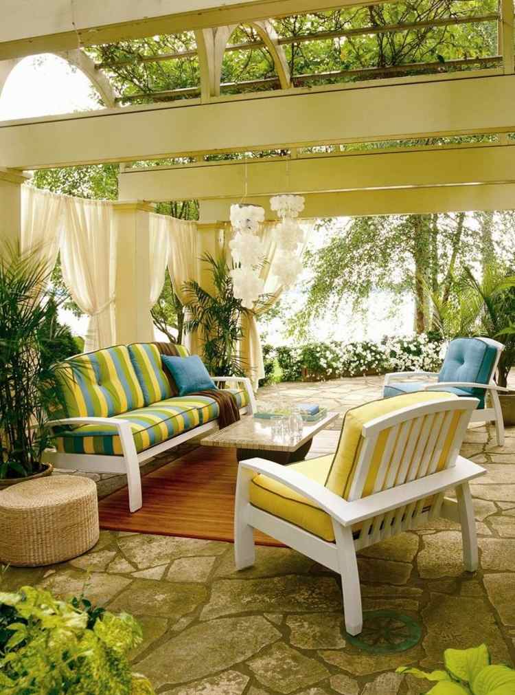 nápady terasové pruhy čalúnenie žltý zelený koberec biele drevo