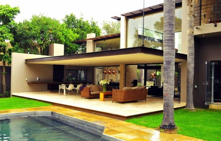 nápady na terasu bazén trávnik palmy jedálenský stôl ratanový nábytok