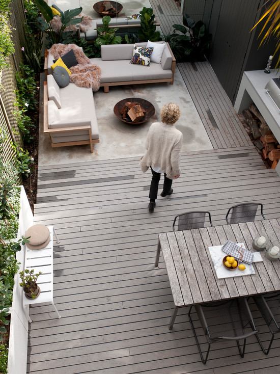 nápady na terase sivé drevené dosky otvorený krb salónik jedálenský kút