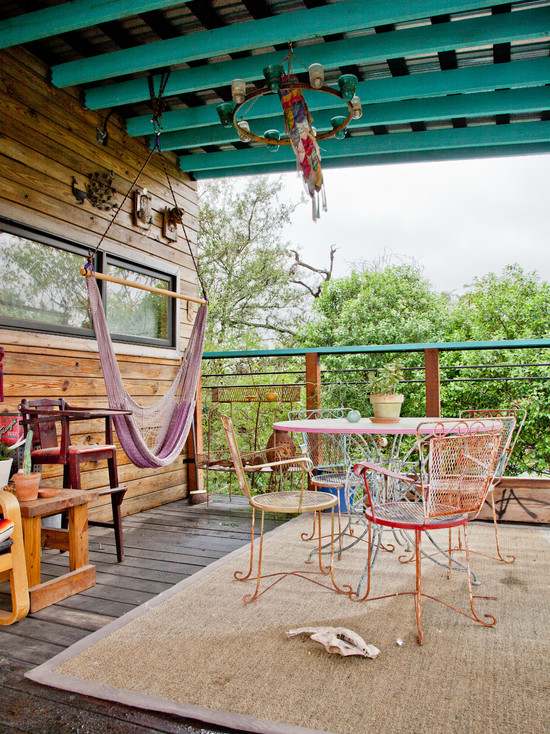 dizajn terasy modré krokvy romantický vintage železný nábytok