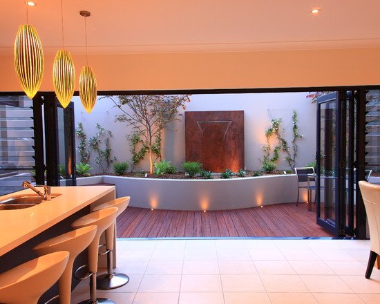 terasa kuchyňa otvorené skladacie dvere podlahové svetlá vodné prvky rastliny