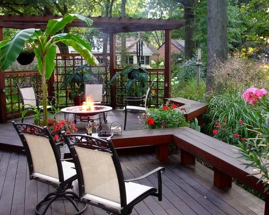 terasa záhrada drevená lavička krb súkromná zástena drevo