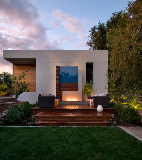 moderná terasa s drevenou doskou a krbom