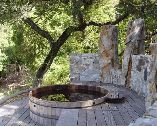 Fínska vaňová terasa integrovaná kamenná stena