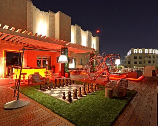 nápady na strešné terasy šachová hra trávnik kreslá osvetlenie baru