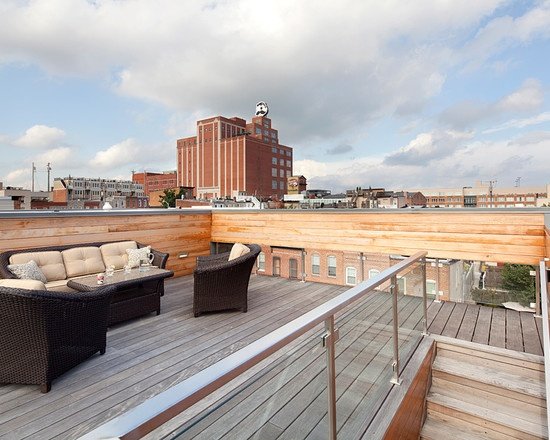 strešná doska, podlaha, sivá stena, drevený ratanový nábytok