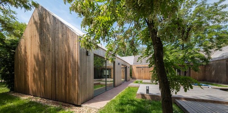 moderný statok klasický dvor so šikmou strechou