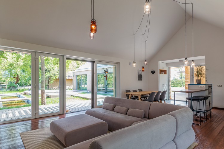 moderný dizajn interiéru farmy v jasných farbách