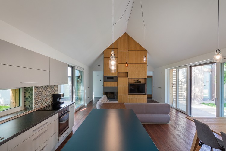 kuchyňa kuchynský ostrovček modrý prívesok ľahký priemyselný dizajn