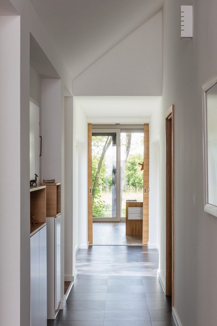 dizajn chodby moderné biele steny chodbový nábytok drevo biely lak