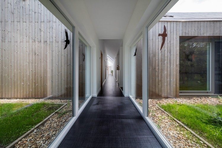 chodba presklené steny ochrana vtákov siluety vtákov