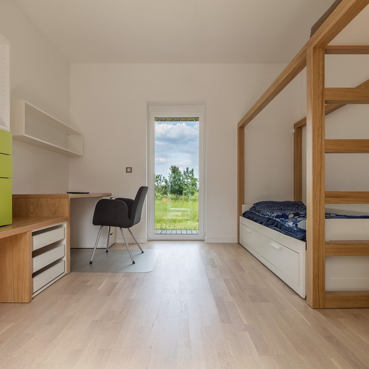 dizajn detskej izby moderné svetlé parkety biele steny