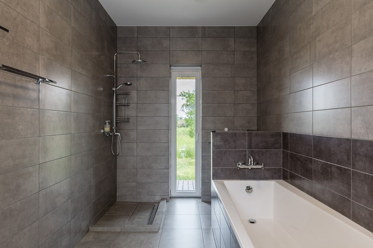 sivá stena dlažba kúpeľňa úzky pohľad na okno