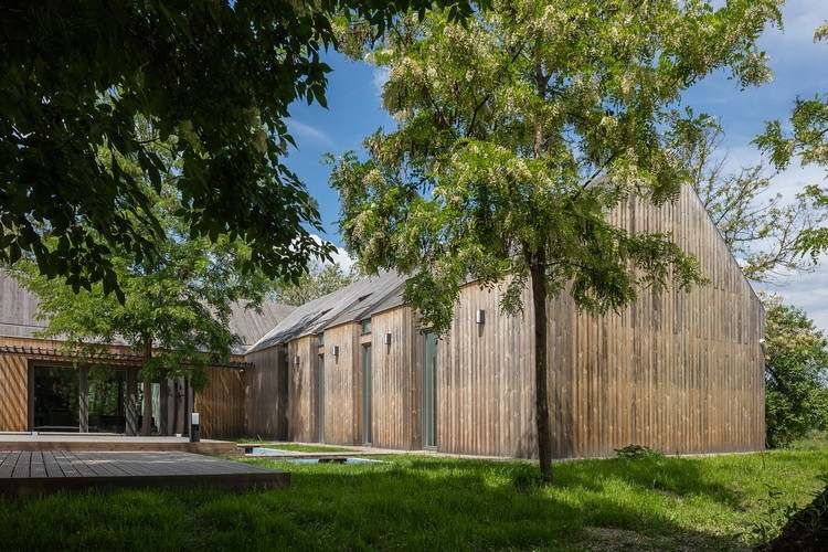 moderný statok drevená fasáda zvislá