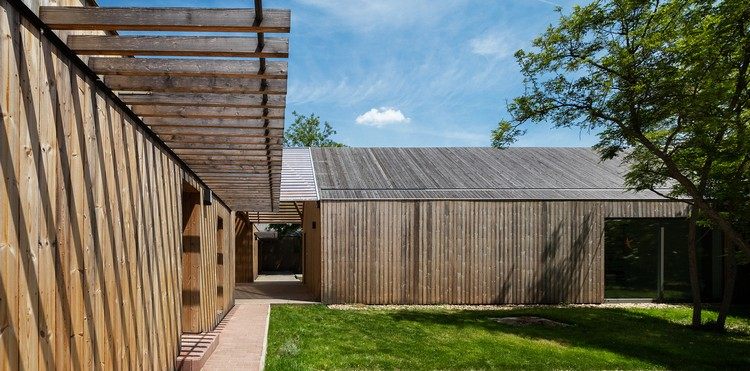 moderný statok drevená fasáda sedlová strecha