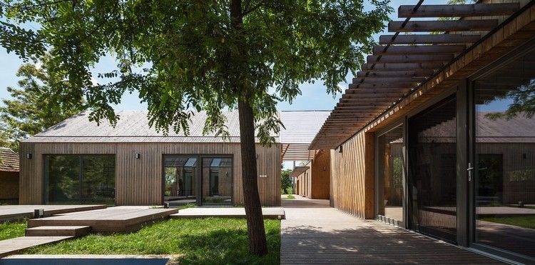 moderný statok veľký dvor s drevenou palubou