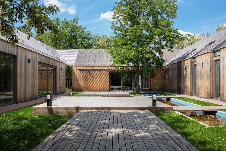 trojstranný dvor s moderným dizajnom dvora