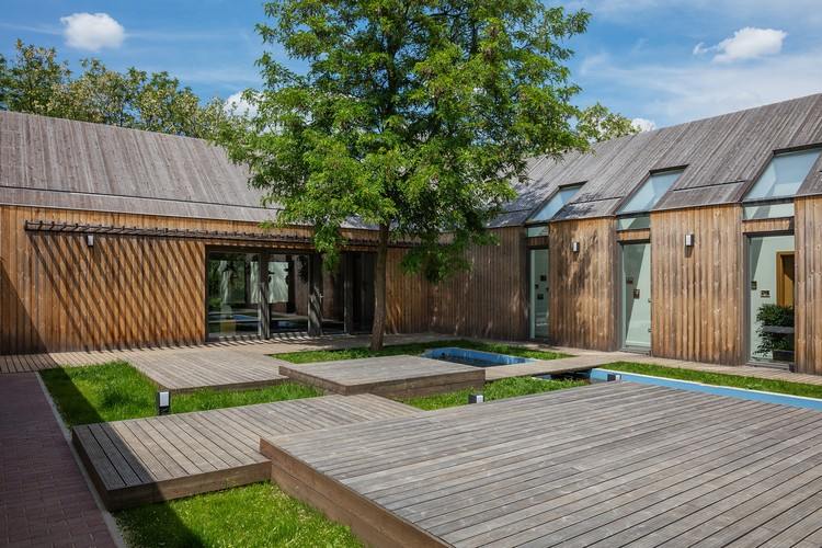 vnútorné nádvorie moderné drevené paluby rôznych výšok