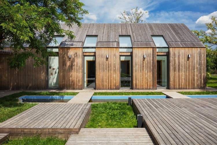 statok dizajn, moderné nádvorie, drevené paluby, bazén