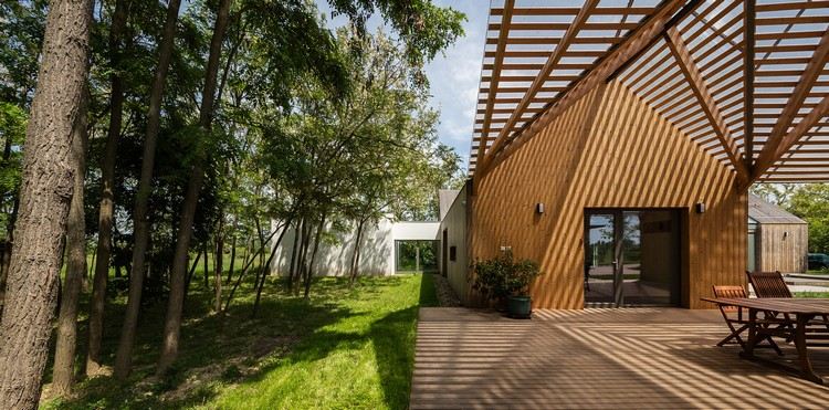 zastrešenie terasy z posedenia chráneného drevom