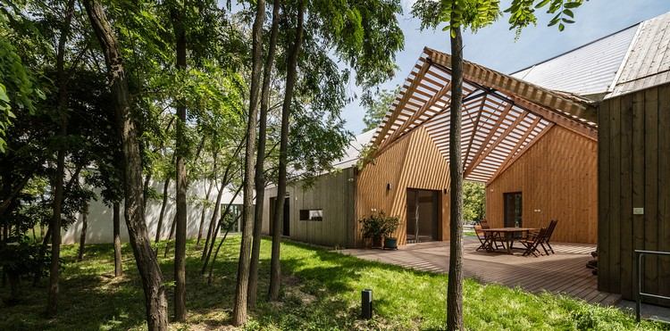 zastrešenie terasy z dreva, moderný dizajn farmy