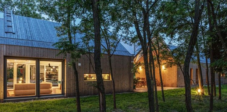 moderný statok v lesnom maďarsku