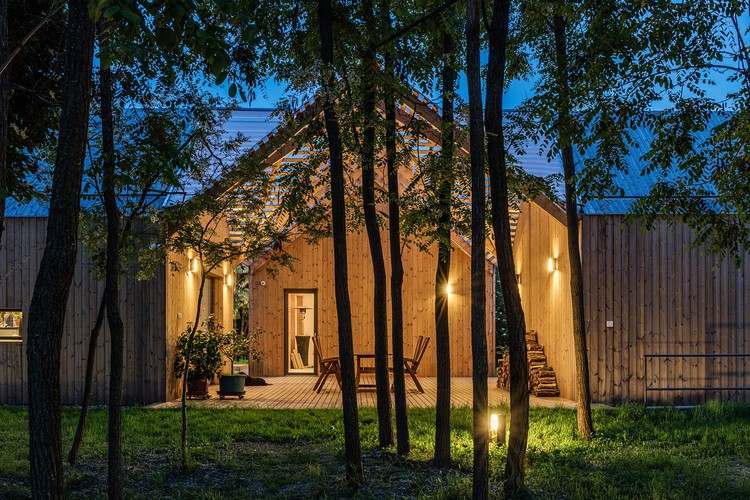 terasa drevená krytina medzi budovami statok moderný