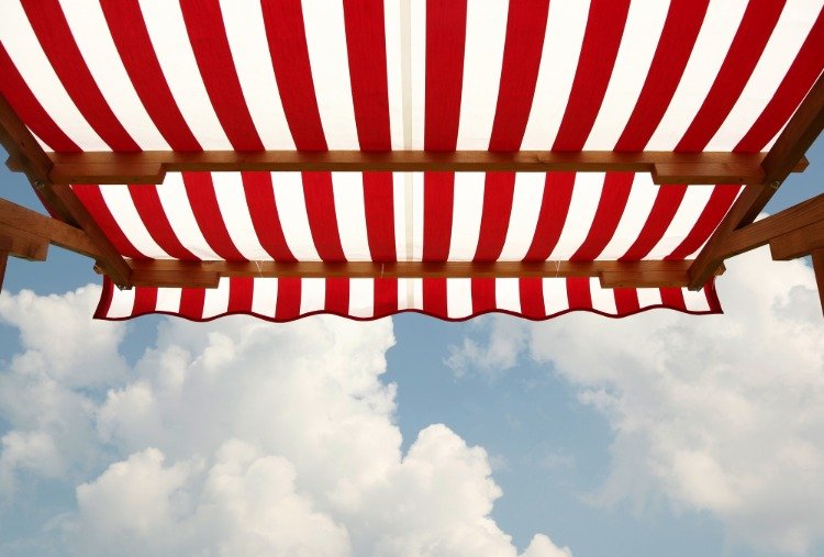 červené a biele pruhy na markíze ako nápady na tienenie terasy na drevenej konštrukcii