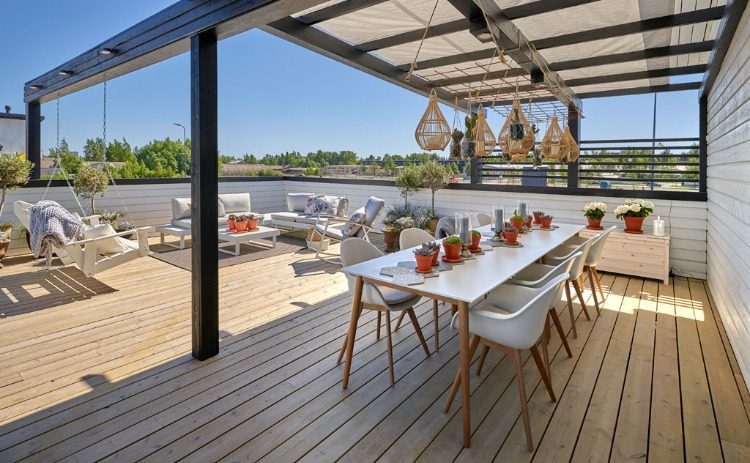 stĺpiky v šedej kombinácii s drevenými podlahovými doskami a myšlienkami na tienenie terasy minimalistický dizajn