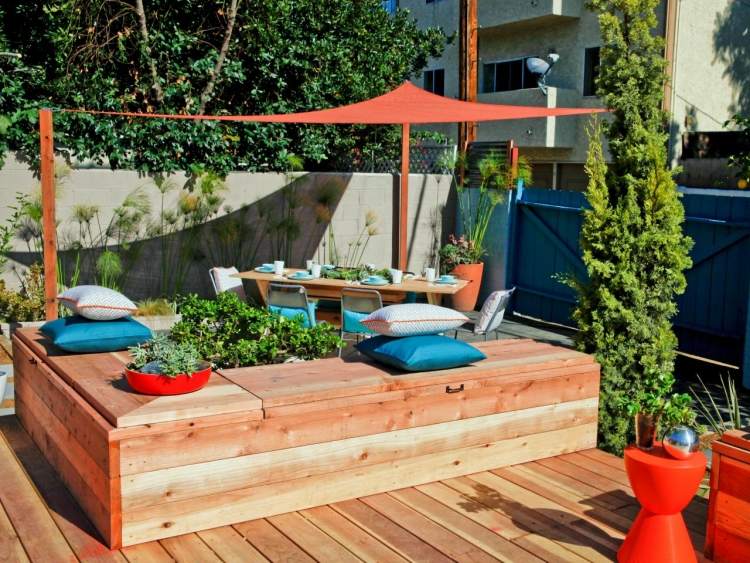 Nápady na dizajn terasy obrázky-drevená lavica-úložný priestor-červená-markíza