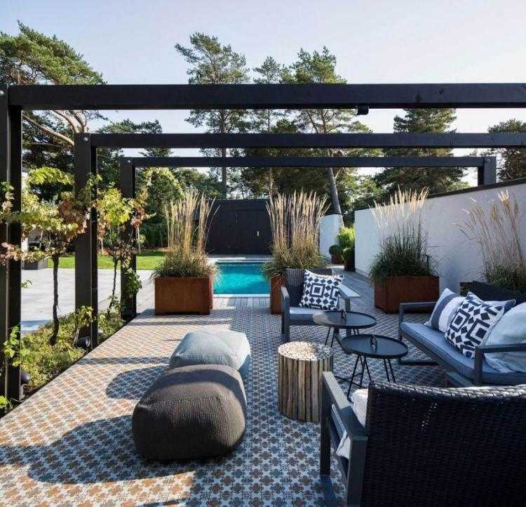 nápady-terasa-dizajn-obrázky-vzorované-podlahy-dlaždice-šedo-modré-terasový nábytok