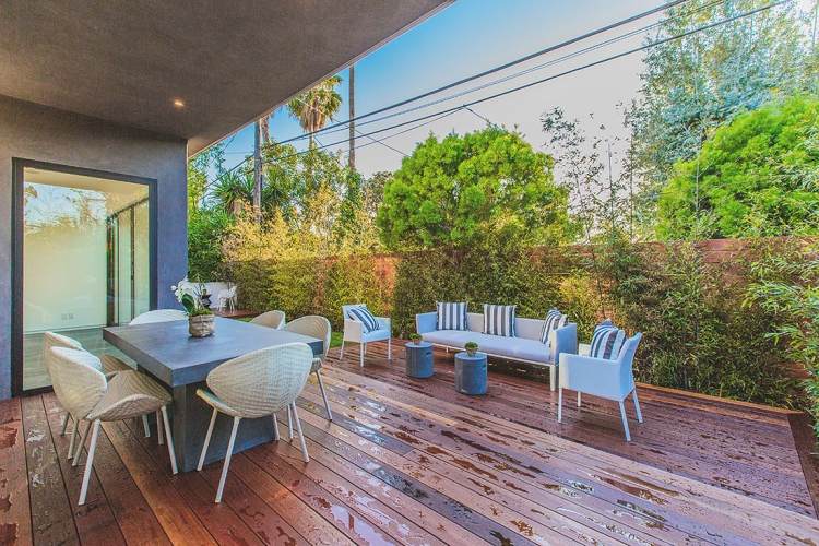 nápady-terasa-dizajn-obrázky-drevené-podlahové dosky-súkromie-plot-biela-šedá-nábytok-stoly-betón