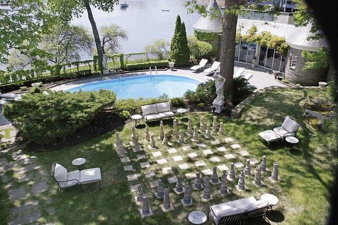 dizajnová terasa sedacia súprava ležadlá bočné stolíky