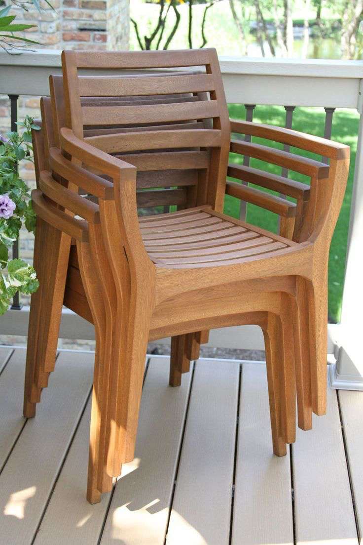 Stoličky z dreveného záhradného nábytku uložené na sebe