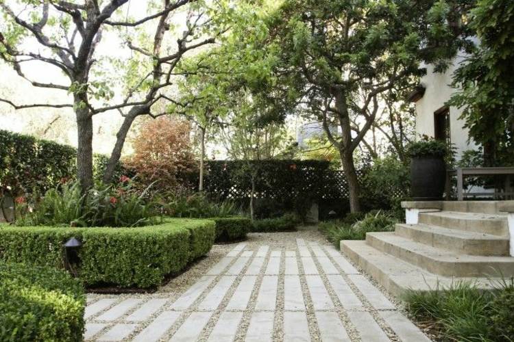 Predĺžené betónové terasové dosky-dizajn-terénne úpravy-buxus-živý plot