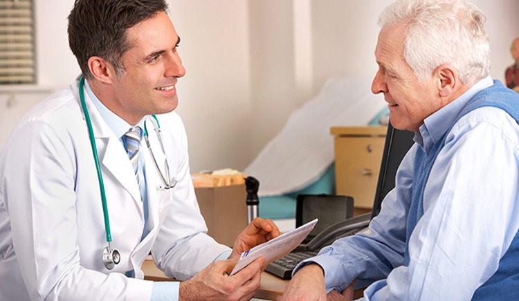 starší pacient u lekára prediskutuje diagnózu