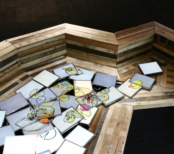 vyrobený z nábytku z recyklovaných materiálov