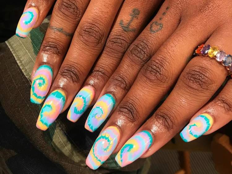 Tie dye nail trend leto pastelové farby lak na nechty leto