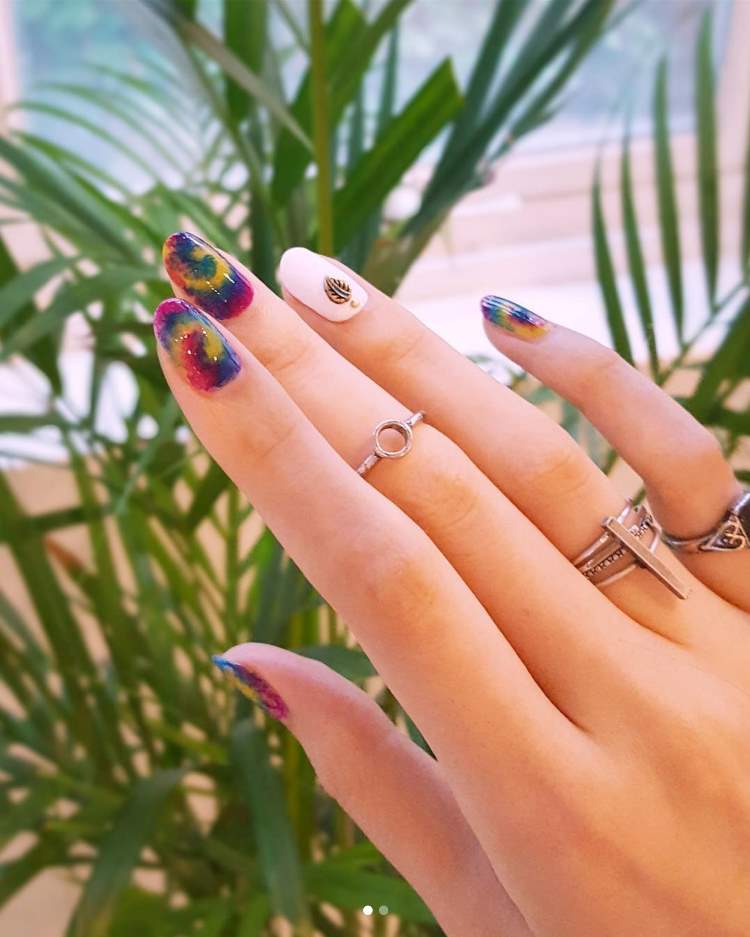 Festivalový nápad na nechty Letné trendy na nechtoch Kravaty na farbenie nechtov