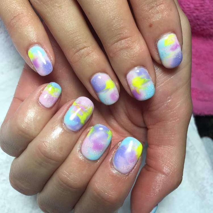 Trendy na nechty letné kravaty farbiť vzory na nechty pre krátke nechty